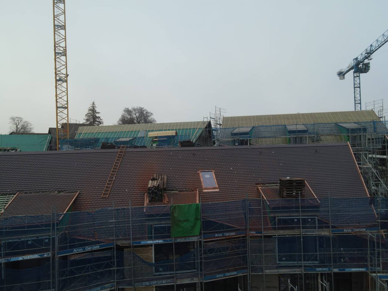 Dachfläche mit Gerüst bei einer Überbauung