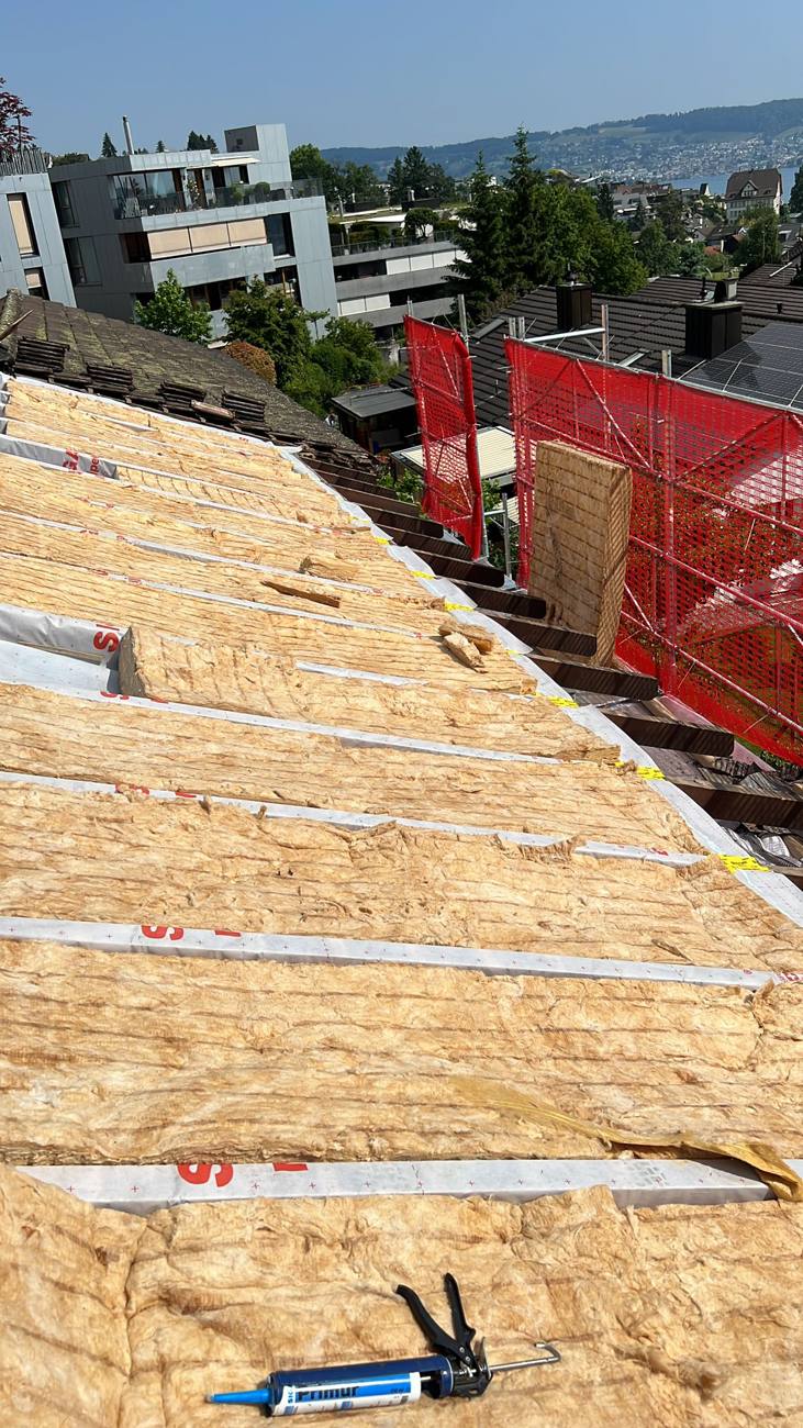 Dachschalung aus Holzplatten