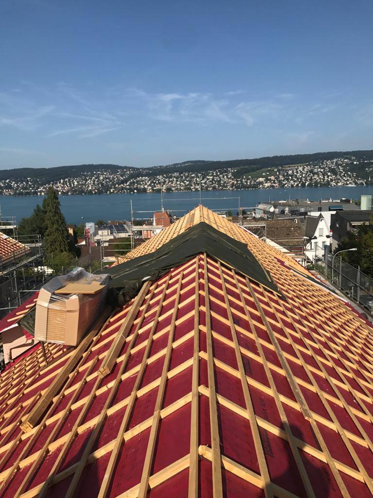 Dachstuhl mit Sparren und Blick auf den Zürichsee