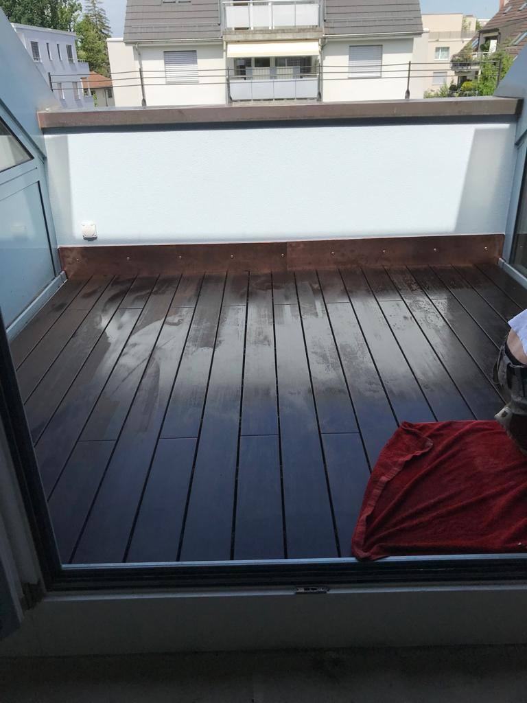 Balkon mit Holzbelag