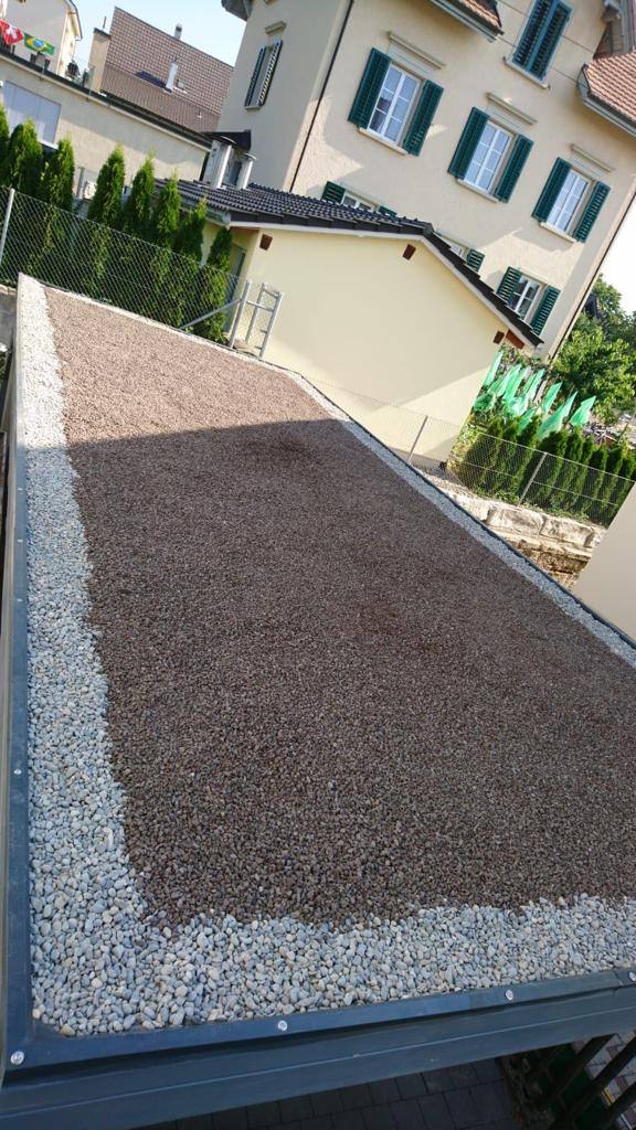 Flachdachrand mit Kies