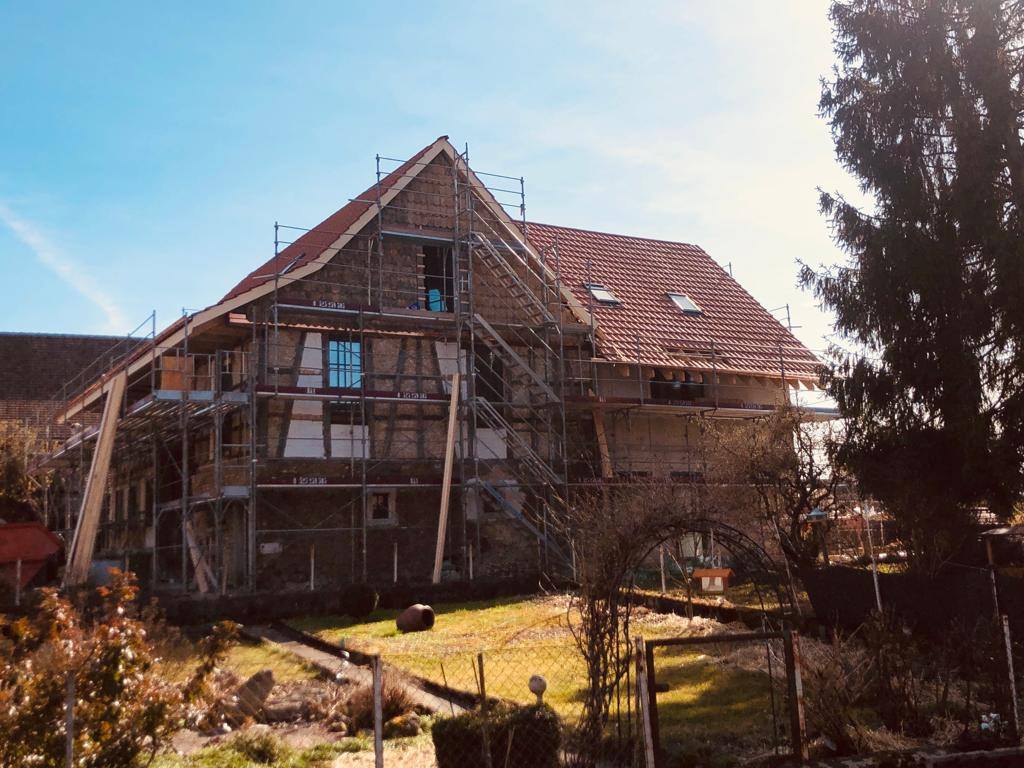 Wohnhaus mit Gerüst und gedämmter Fassade