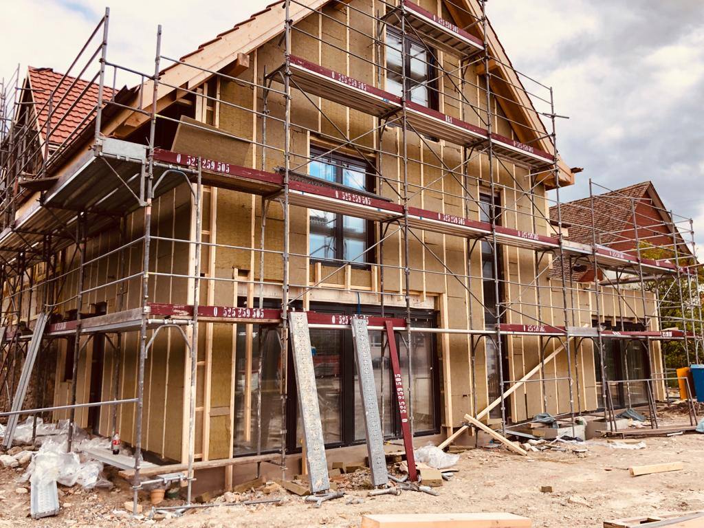 Fassade mit Dämmung unter dem Gerüst