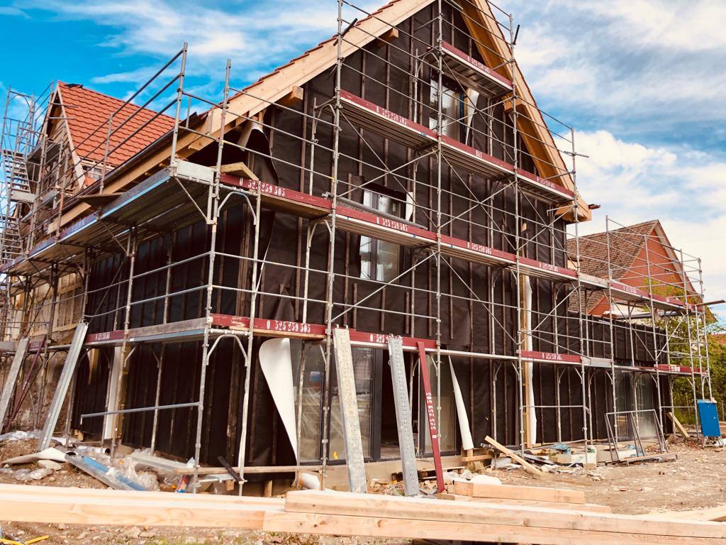 Haus mit gedämmter Fassade und Dach im Bau