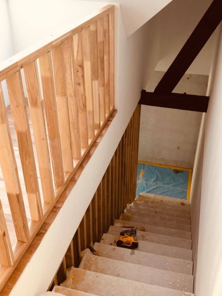 Holztreppe in einem Neubau