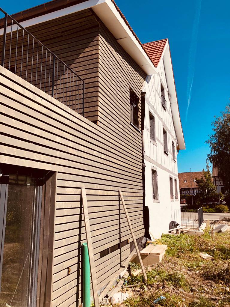 Holzfassade eines Wohnhauses