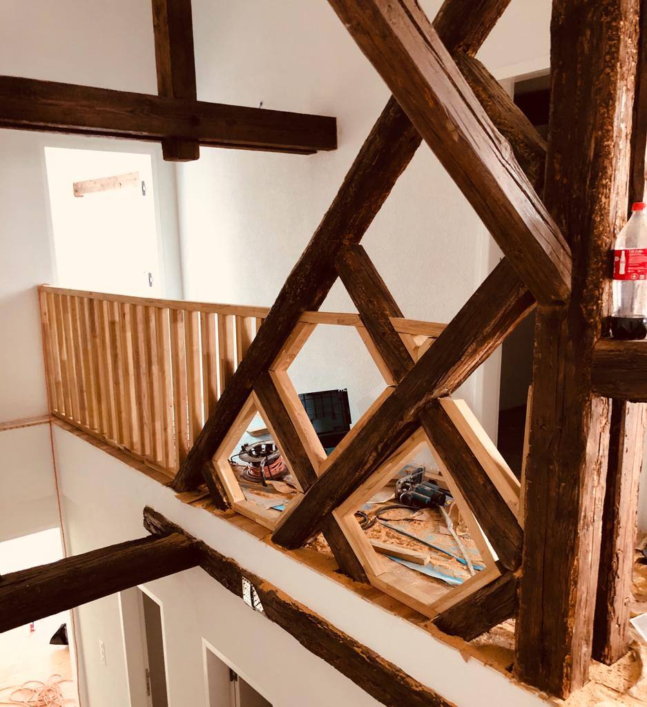 Fachwerk-Holzbalken im Innenausbau