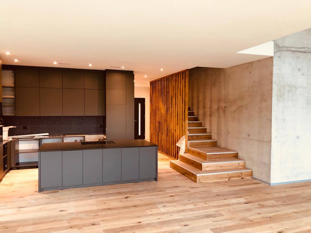Küche mit Holztreppe und Sichtbeton
