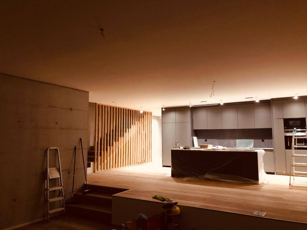 Küche im Rohbau mit Holzlamellen