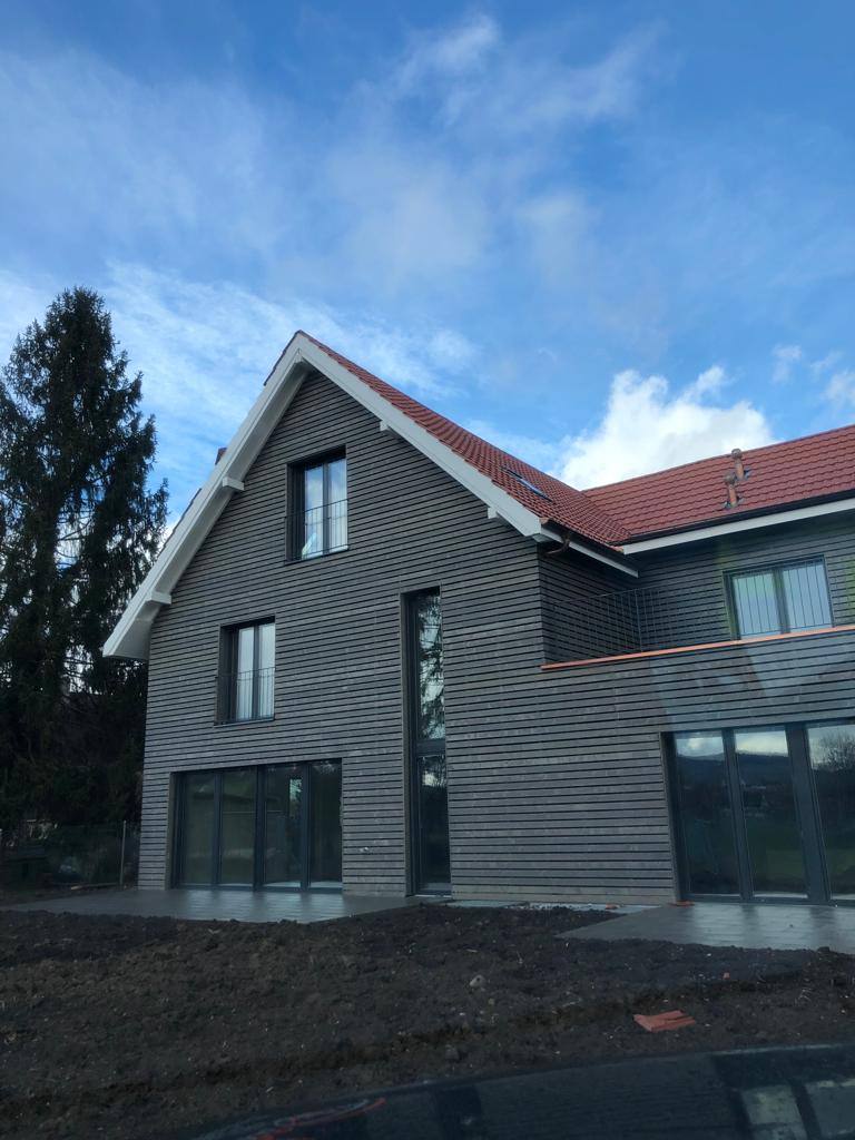 Haus mit grauer Holzfassade