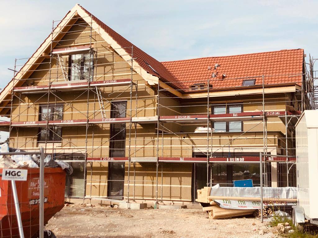 Neubau mit Fassadenverkleidung und Ziegeldach