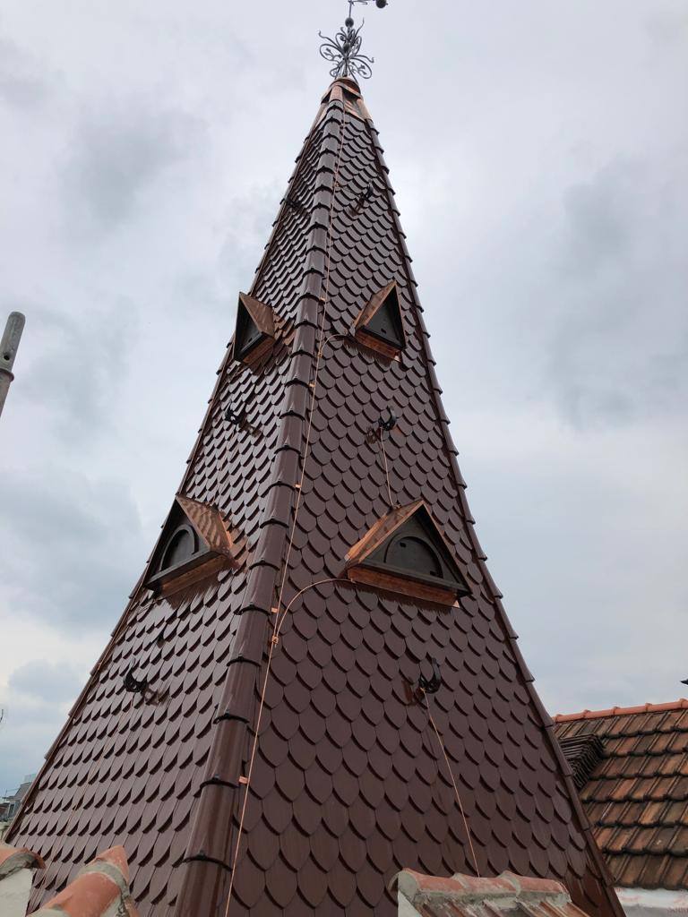 Turmspitze mit Biberschwanzziegeln